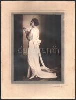 cca 1932 Műtermi fotó aláírva, vintage fotó, halványan színezve, 22,5x16 cm