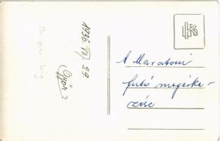 1936 Győr, Olimpiai fáklyafutás, Späth Gyula polgármester és a várakozó tömeg a maratoni futó megérk...