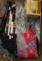 Vegyes nagy bolhapiac tétel: kb 20 db üveg alátét, csésze, tányér, gombok (benne katonai), egyéb lim-lomok