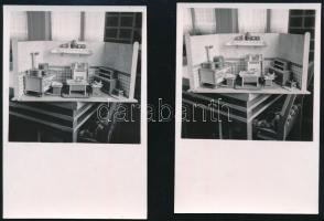 1941 Kinszki Imre (1901-1945) budapesti fotóművész hagyatékából, a szerző által feliratozott, 2 db sztereó, vintage fotó (Gyermekjáték, berendezett konyha), sztereónézővel ellenőrizve, működik a térbeli látvány, a Kinszki hagyatékon belül is ritka lelet, a kép 5x5 cm, 8,5x5,8 cm-es fotópapíron