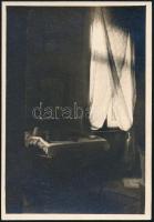 cca 1936 Kinszki Imre (1901-1945) budapesti fotóművész hagyatékából, jelzés nélküli, vintage fotó (Ablak), 8,3x5,7 cm