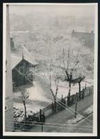 cca 1930 Kinszki Imre (1901-1945) budapesti fotóművész hagyatékából, jelzés nélküli, vintage fotó (Zugló télen), 5,8x4 cm