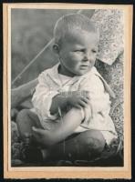 cca 1935 Kinszki Imre (1901-1945) budapesti fotóművész hagyatékából, jelzés nélküli, vintage fotó (Gyermekfotó), a szerző által készített gyűjtőalbumból kiemelve, 6x4,5 cm