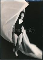 cca 1979 Szladky Árpádné: Színpadon, feliratozott vintage fotóművészeti alkotás, 24x17 cm