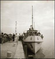 1960 Balatonfüred és a Szigliget hajó, Tiszavölgyi József (1909-?) budapesti fotóriporter hagyatékából 6 db vintage NEGATÍV, rövid felirat a filmen, 6x6 cm