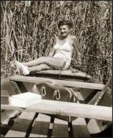 cca 1930 Nyaralni jajj de jó! 17 db fürdőruhás, napozós vintage negatív egy hölgyről, 8x4,6 cm