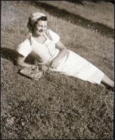 cca 1930 Nyaralni jajj de jó! 17 db fürdőruhás, napozós vintage negatív egy hölgyről, 8x4,6 cm