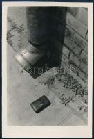 cca 1935 Thöresz Dezső (1902-1963) békéscsabai gyógyszerész és fotóművész hagyatékából jelzés nélküli, vintage fotó (Esőcsatorna és pénztárca), 8,6x6 cm