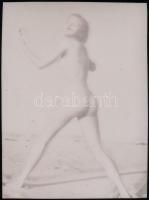 Szolidan erotikus felvételek különböző időpontokból, eltérő helyszíneken és több modell közreműködés...