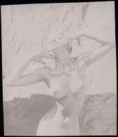 Szolidan erotikus felvételek különböző időpontokból, eltérő helyszíneken és több modell közreműködés...