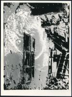 cca 1985 Kurta Zsuzsa: Hontalanság, feliratozott, vintage fotóművészeti alkotás, a magyar fotográfia avantgarde korszakából, 16,2x12 cm