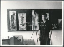 cca 1959 Horváth Ferenc (1933-1991) grafikus- és festőművész a tokaji művésztelepen, feliratozott, vintage fotó, 13x18 cm