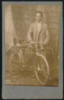 1929 Ercsi, vásári gyorsfényképész sátrában készült vizitkártya méretű, vintage fotó Kalonics Jánosról és a kerékpárjáról, feliratozva, 10,3x6,4 cm
