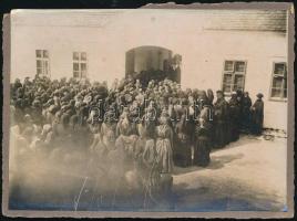cca 1914 Asszonyok a községháza előtt, jelzés nélküli vintage fotó, kasírozva, 12,2x17 cm