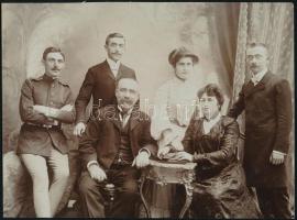cca 1890 Katona a családban, jelzés nélküli vintage műtermi fotó, kasírozva, 16,5x22,5 cm