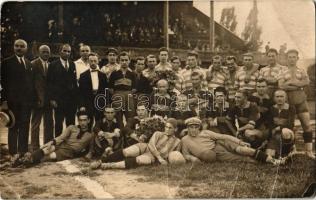 1924 Kolozsvár, Cluj; Vasas - Viktoria Cluj labdarúgó csapatok. 3:0 végeredmény / Vasas SC and FC Victoria Cluj football teams. Fotofilm photo (EK)