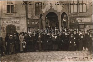 1915 Székesfehérvár, Városház tér, Vértes szobor gót stílusú pavilonban, csoportkép Vöröskeresztes hölgyekkel, Almássy István üzlete. photo (EK)