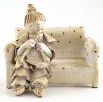 Kovács Éva (1938-): Kötögető kislány. Kézzel festett mázas kerámia, jelzett, hibátlan, m:18 cm, sz 2...