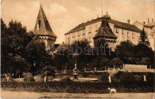 Pannonhalma, Győrszentmárton; kaputorony. W.R. felvétele