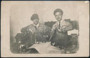 1920 Weiss Manfréd Tanműhely dolgozókkal, hátoldalon feliratozott fotólap, 9×13,5 cm
