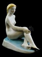 Zsolnay porcelán ülő női akt, kézzel festett, kis kopásnyomokkal, jelzett, m: 15 cm, h: 16 cm