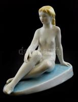 Zsolnay porcelán ülő női akt, kézzel festett, kis kopásnyomokkal, jelzett, m: 15 cm, h: 16 cm