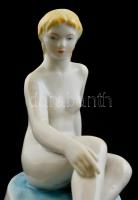 Zsolnay porcelán ülő női akt, kézzel festett, kis kopásnyomokkal, jelzett, m: 15 cm, h: 16 cm