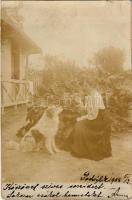 1904 Podvilk, Podwilk (mai Lengyelország, Magas-Tátra); hölgy kutyával a kertben / lady with dog in the garden. photo