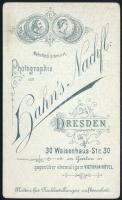 cca 1880 Kutya műtermi fotója, keményhátú fotó egy drezdai  műteremből, 10,5×6 cm