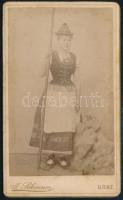 cca 1880 Tiroli női viselet, keményhátú fotó Schinner grazi műterméből, 10,5×6,5 cm / Tyrolean folk costume