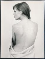cca 1970 Pataki Ági modell hátaktja, Németh Andrea fotóművész, Németh József fotóművész lánya készítette, jelzetlen fotó, 11,5×8,5 cm