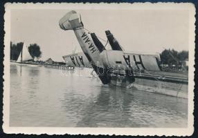 1934 A Zala vízi repülő (hidroplán) Siófoknál, hátoldalon feliratozott fotó, 6×8,5 cm