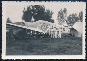 1934 A Sió repülőgép Siófokon, hátoldalin feliratozva a képen látható személyek nevével, 5,5×8 cm