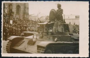 1940 Katonai tisztelgés Nagyváradon, Horthy Miklós kormányzó előtt a bevonulás idején, páncélozott járműből, eredeti fotó, 8,5×13,5 cm / 1940 miltary salute to Nicholas Horthy, Regent of Hungary, during the entry of Oradea, in a tank