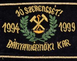 1999 A Miskolci Egyetem bányamérnöki karának ballagási bársonyszalagja, aranycérnával hímezve