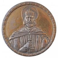 DN Szent Istvánt ábrázoló aranyozott fém emlékérem (107mm) T:2- karcolás