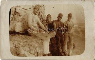 1916 Osztrák-magyar katonák Penedánál (Brioni-szigetek) italoznak / WWI Austro-Hungarian K.u.K. military, soldiers drinking at Cape Peneda (Brijuni Islands). photo (EB)
