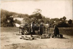 1911 Kisterenye (Bátonyterenye), fazekas árusok a piacon kerámia és agyagtálakkal. Schäffer Armin photo (EK)