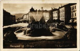 1930 Besztercebánya, Banská Bystrica; Fő tér, szökőkút, Hotel Rák szálloda, Tatra Bank, automobilok, üzletek / main square, fountain, hotel, bank, automobiles, shops