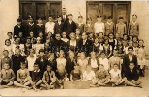 1933 Pomáz, Állami elemi iskola V. vegyes osztálya, csoportkép darutollas levente fiúkkal. photo