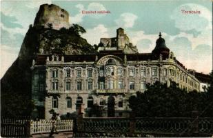 Trencsén, Trencín; Erzsébet szálloda, mögötte a vár / Trenciansky hrad / hotel, castle