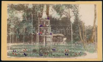 cca 1872 Margitszigeti szökőkút, kerttel, a háttérben a lóvasúttal, festett keményhátú fotó, Pest, Zograf&Zinsler és Calderoni és Társa pecsétekkel a hátoldalán, feliratozva, 6x10 cm