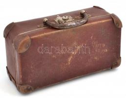 Régebbi kisméretű bőrönd. Sarkai bőrrel megerősítve, kulcs nélkül, kopott, 16x32x10 cm
