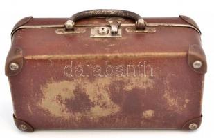 Régebbi kisméretű bőrönd. Sarkai bőrrel megerősítve, kulcs nélkül, kopott, 16x32x10 cm
