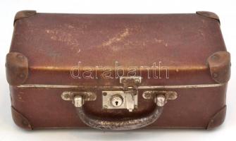 Régebbi kisméretű bőrönd. Sarkai bőrrel megerősítve, kulcs nélkül, kopott, 16x32x10 cm