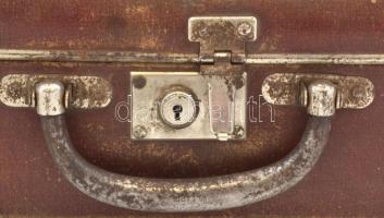 Régebbi kisméretű bőrönd. Sarkai bőrrel megerősítve, kulcs nélkül, kopott, 16x32x10 cm