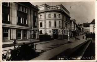 1933 Besztercebánya, Banská Bystrica; Nár. banka Csl. / utca, bank, automobil, hirdetőoszlop / street view, bank, advertising column