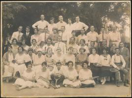 1922 Ungvár, teniszezők csoportképe, kartonra ragasztott fotó, 17×23 cm / Tennis players, photo