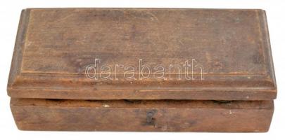 Fém súly készlet fa dobozban, össz. 8 db: 5 g, 10 g, 1 dkg, 2 dkg, 5 dkg, 10 dkg (2x), 20 dkg. Többs...