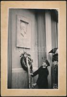 1948 Bartók Béla emléktáblájának megkoszorúzása, kartonra ragasztott Magyar Film Foto, 17×11 cm